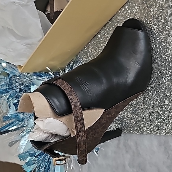 Michael Kors booties - Picture 3 of 5